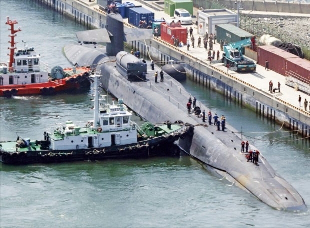 미 해군의 오하이오급 핵추진 순항유도탄 잠수함(SSGN)인 ‘미시간함’이 16일 부산 해군작전기지에 입항하고 있다.   /연합뉴스 