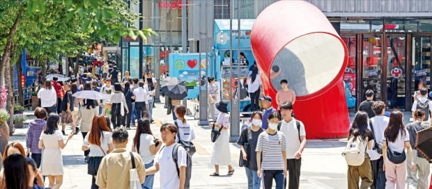 서울 신촌 연세로 주변 핵심 상권의 회복세가 뚜렷하다. 상인들은 엔데믹 국면에서 지난 1월 대중교통전용지구가 해제된 게 결정적 역할을 한 것으로 보고 있다. 16일 오후 현대백화점 신촌점 앞 거리가 사람들로 붐비고 있다.  /최혁 기자 