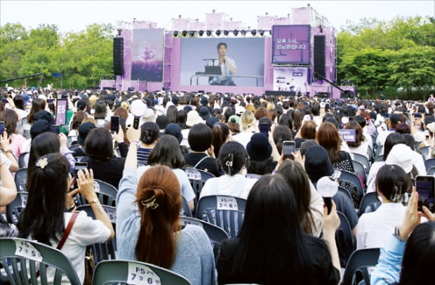 방탄소년단(BTS) 리더 RM(김남준)은 지난 17일 서울 여의도 한강공원에서 ‘오후 5시, 김남준입니다’라는 라디오 공개 방송을 진행해 팬들의 뜨거운 호응을 얻었다.  빅히트뮤직 제공 