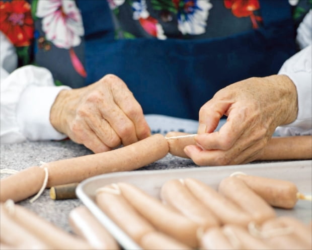 충북 증평 삼보산골마을, 홍삼 먹인 돼지고기로 '소시지 만들기' 유명