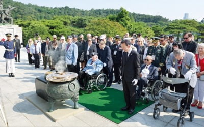 [포토] 현충원 참배하는 6·25 참전 미군 용사