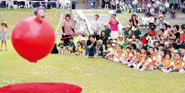 [포토] 경산 ‘자인단오제’…즐거운 풍선 쇼 