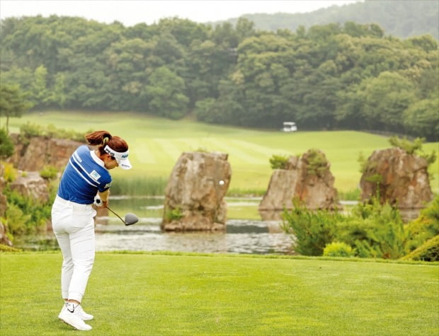 23일 경기 포천시 포천힐스CC에서 열린 한국여자프로골프(KLPGA)투어 BC카드·한경레이디스컵 1라운드 경기에서 ‘디펜딩 챔피언’ 박민지가 포천힐스CC의 시그니처 홀인 15번 홀(팰리스 코스 6번 홀)에서 티샷을 하고 있다.  /최혁 기자 