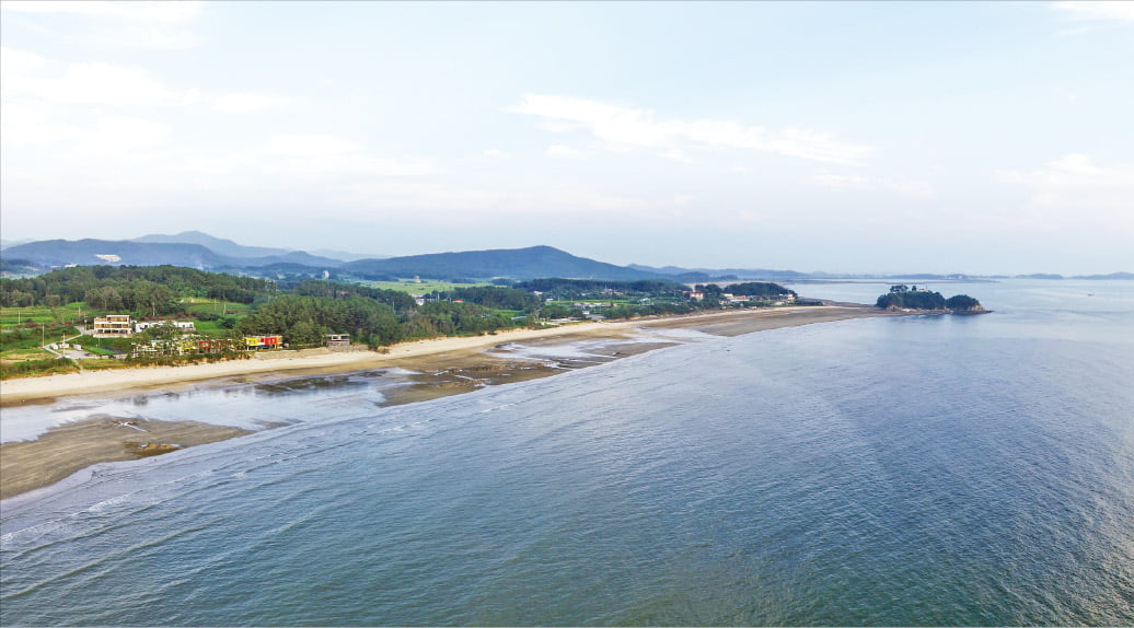 충남 보령 독산해변은 원형이 잘 보존된 소황사구와 낙조가 아름답기로 유명하다.  보령시 제공 