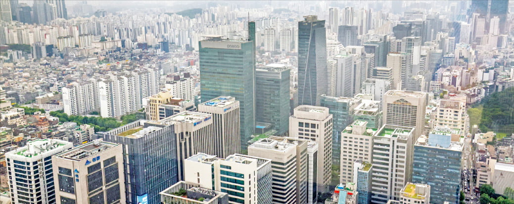 빌딩 빼곡한 서울   사유지 면적을 가득 채우는 방식으로 건물이 지어져 시민들이 쉴 공간이 부족한 서울 테헤란로의 빌딩 숲 풍경.  최혁 기자 