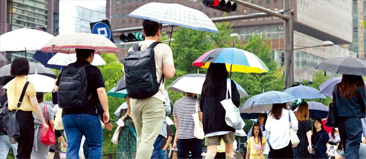 [포토] 여름 장마 시작…당분간 우산 챙기세요  