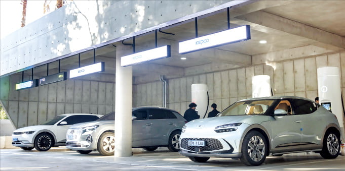 한국전력 전기차충전서비스 '켑코플러그'에서 전기차가 충전되고 있다. 한경DB