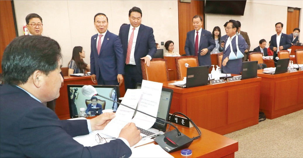 국회 농림축산식품해양수산위원회 소속 국민의힘 의원들이 27일 국회에서 열린 농해수위 전체회의에서 ‘후쿠시마 오염수 방류 계획 철회 및 수산물 안전성과 어업인 보호 대책 마련 촉구 결의안’이 더불어민주당 단독으로 처리되자 항의하며 퇴장하고 있다. /김병언 기자 