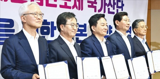 국토교통부, 경기도, 꽁 머니 카지노시, 삼성전자 등은 27일 ‘꽁 머니 카지노 국가산단 성공 추진을 위한 기본 및 입주협약’을 체결했다. 경계현 삼성전자 사장(왼쪽부터), 김동연 경기지사, 원희룡 국토교통부 장관, 이상일 꽁 머니 카지노시장, 이한준 LH(한국토지주택공사) 사장이 협약서를 들어보이고 있다. /뉴스1 