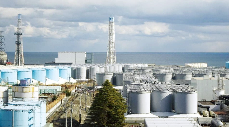지난 2얼 촬영한 일본 후쿠시마 원전 내에 오염수를 저장해 놓은 저장탱크들 모습. /연합뉴스 