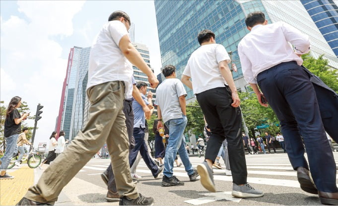 정부가 도입한 통합연금포털의 퇴직연금펀드 수익률이 투자자가 실제 거둔 수익률과 전혀 다르게 공시되면서 혼란을 부채질한다는 비판이 나온다. 시민들이 서울 여의도 거리를 걷고 있다.  /최혁 기자 