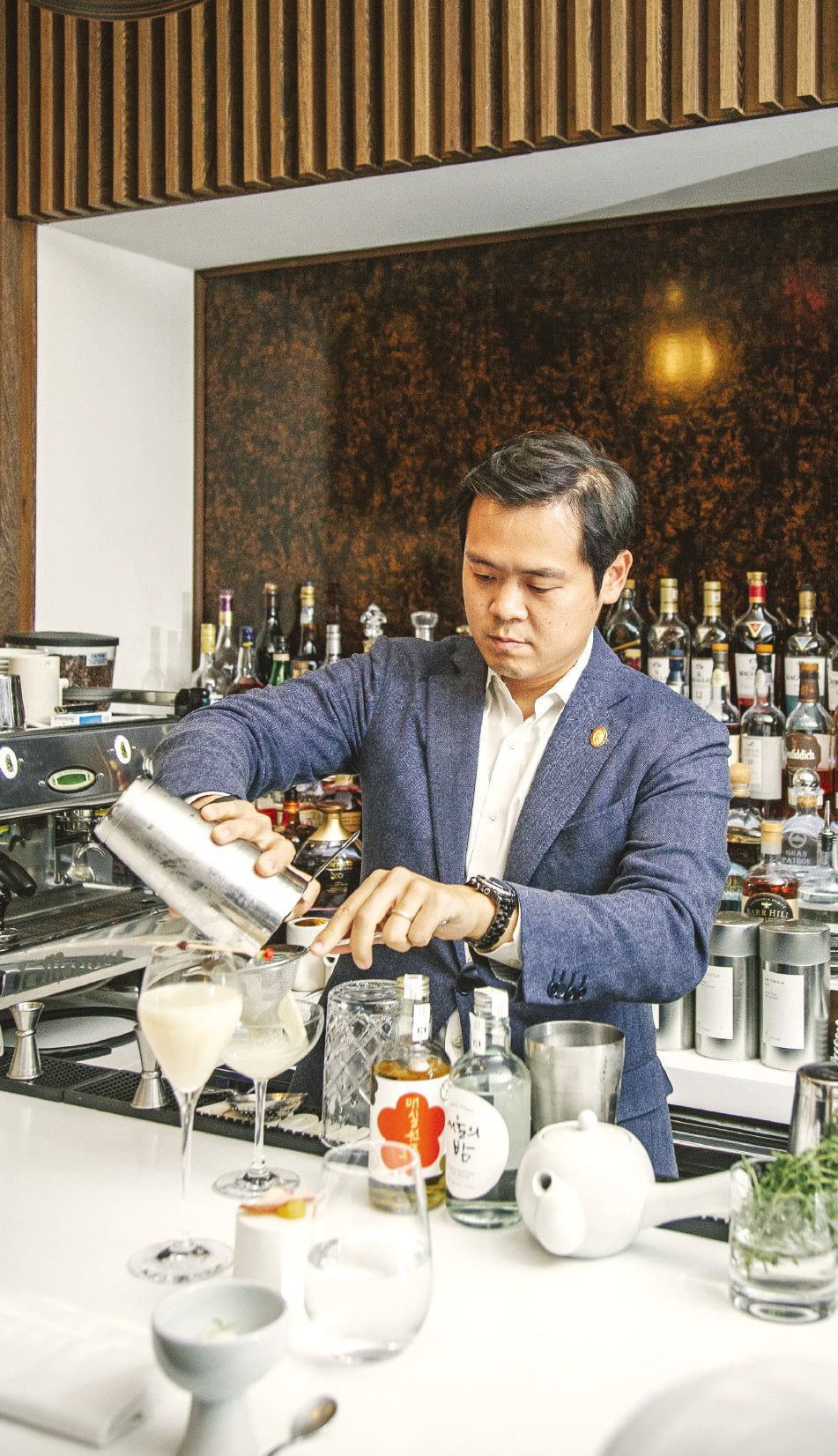 한국인 최초로 ‘마스터 소믈리에’ 자격증을 받은 김경문 씨가 뉴욕의 한 레스토랑에서 전통주로 칵테일을 만들고 있다.   정소람 특파원 