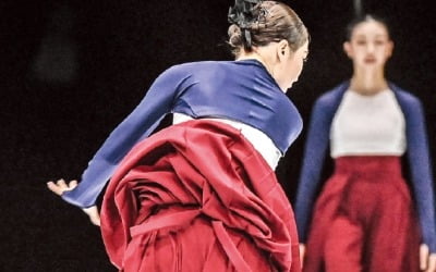 '구호' 만난 한국춤, 세계로 날다 "패션=공연…죽을 때까지 창작" [신연수의 백스테이지]