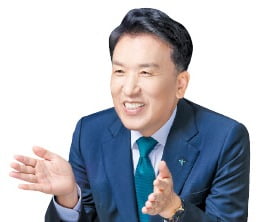 전기도 안들어오던 시골 출신, '순이익 1등 은행' 회장으로