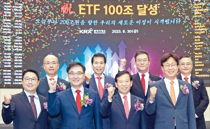 한국거래소는 30일 서울사옥에서 상장지수펀드(ETF) 시장의 순자산총액 100조원 달성을 기념하는 행사를 열었다. 뒷줄 왼쪽부터 시계방향으로 정지헌 한국거래소 유가증권시장본부장보, 배재규 한국투자신탁운용 대표, 김성훈 키움투자자산운용 대표, 홍융기 KB자산운용 전무, 이병성 미래에셋자산운용 대표, 서유석 금융투자협회장, 손병두 한국거래소 이사장, 서봉균 삼성자산운용 대표.    /한국거래소 제공 