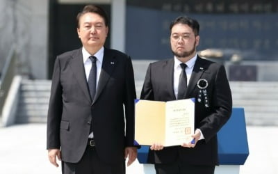 "기억·예우 수차례 언급"…尹, 천안함 장병에 국가유공자 증서 