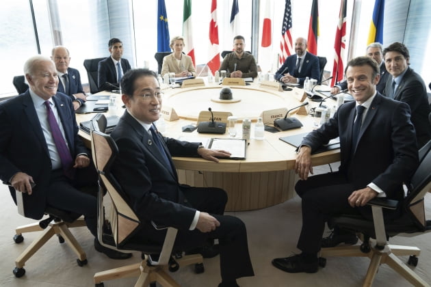 주요 7개국(G7) 정상회의를 위해 일본 히로시마에 G7 정상들이 둘러앉아 있다.  5월 21일 세션에는 젤렌스키 우크라이나 대통령(사진 가운데)도 참석했다.(사진=연합뉴스)