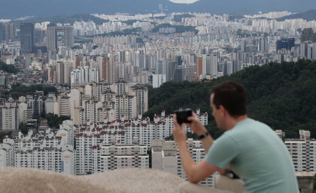 서울 인왕산에서 바라본 서울 시내 아파트 모습./연합뉴스