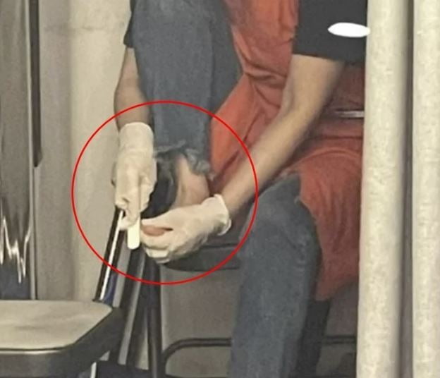 더벤티 가맹점의 한 직원이 발 각질을 제거하던 손으로 커피를 제조했다며 한 온라인 커뮤니티에 올라온 사진.