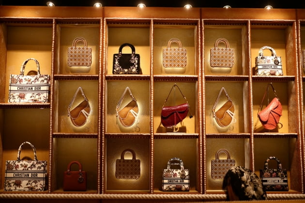 런던 헤롯 백화점에 전시된 디올 가방./연합외신