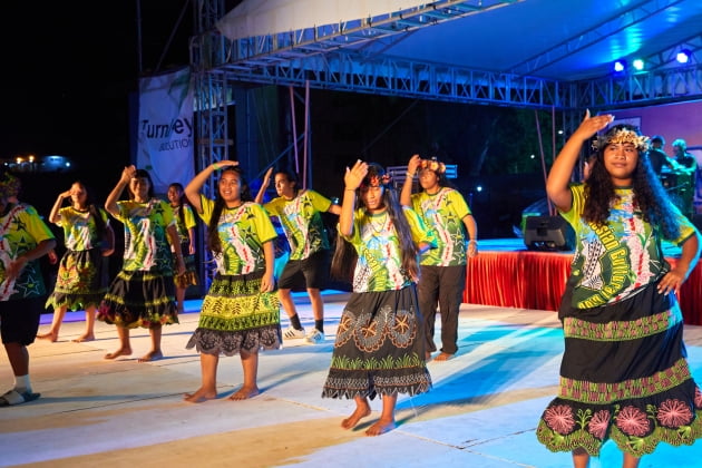 마리아나 고등학교 학생들이 차모르족과 캐롤리니안 전통 춤을 선보이고 있다.