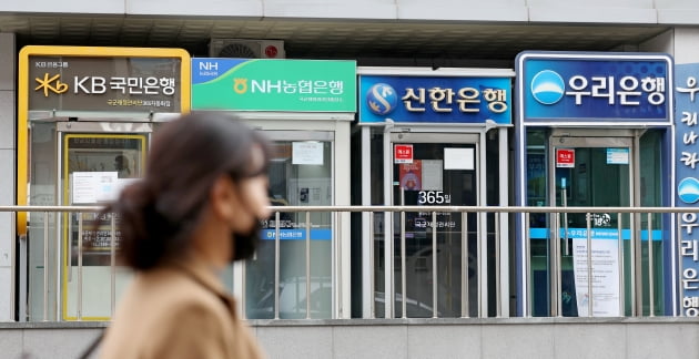 中 진출 한국 은행들, '과태료 폭탄' 울상... 국내 中은행은 '주의'만