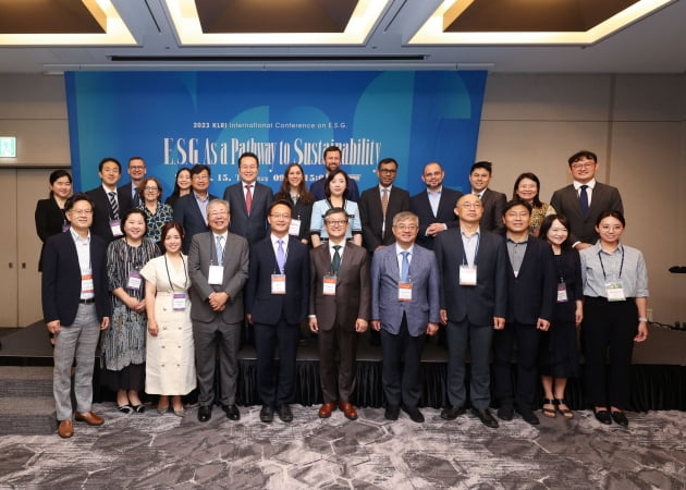 ESG 지속가능성을 향한 길’ 국제학술대회 참석자가 기념 사진을 촬영하고 있다. 사진 제공 : 한국법제연구원