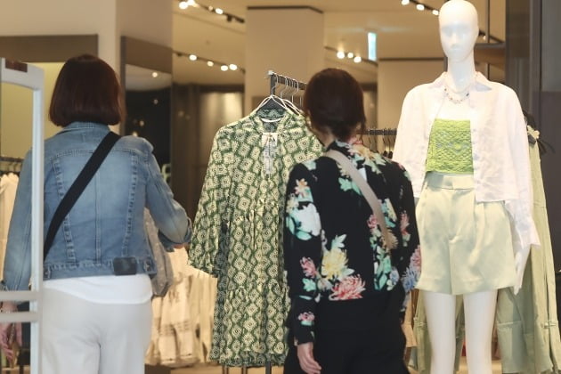 패션업계가 6~7월 세일 행사를 진행한다. 사진은 서울 시내 한 의류 매장의 모습. (사진=연합뉴스)