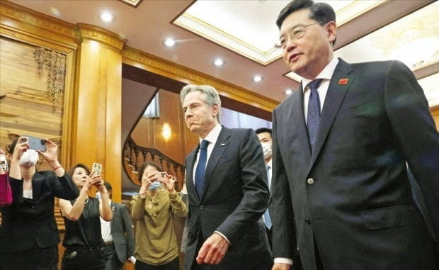 5년 만에 중국을 찾은 토니 블링컨 미국 국무장관(왼쪽)이 친강 외교부장과 회담을 위해 6월 18일 베이징 댜오위타이 국빈관에 들어서고 있다. 사진=AP·연합뉴스