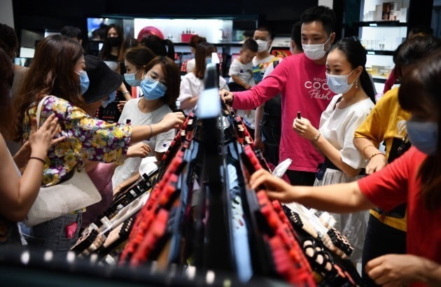 중국인들이 쇼핑몰에서 화장품을 구매하고 있다. 사진=신화·연합뉴스