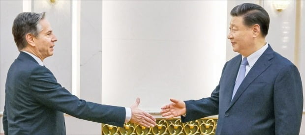 시진핑 중국 국가주석(오른쪽)이 6월 19일 베이징 인민대회당에서 토니 블링컨 미국 국무장관을 만나 악수하고 있다. 블링컨 장관은 시 주석이 세 번째 임기를 시작한 뒤 만난 미국 정부 최고위 인사다. 사진=연합뉴스 
