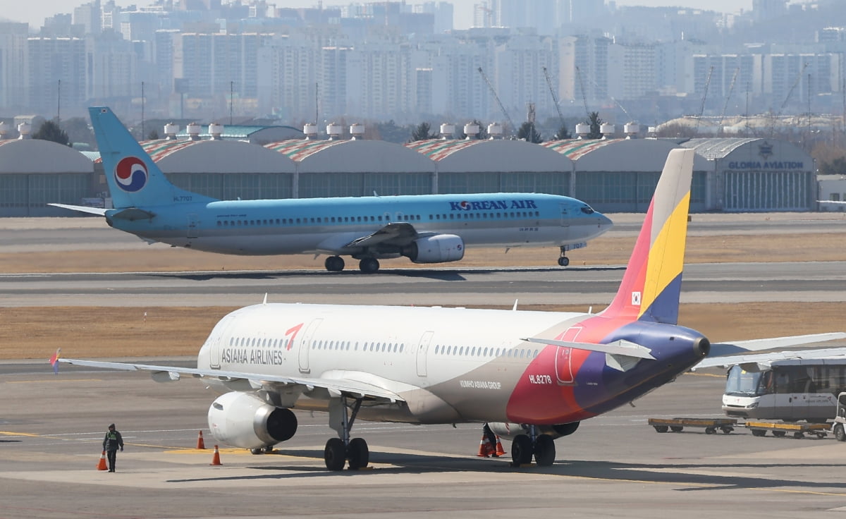 김포공항에 세워진 아시아나 항공기 뒤로 대한항공 여객기가 착륙하고 있다. (사진=연합뉴스)
