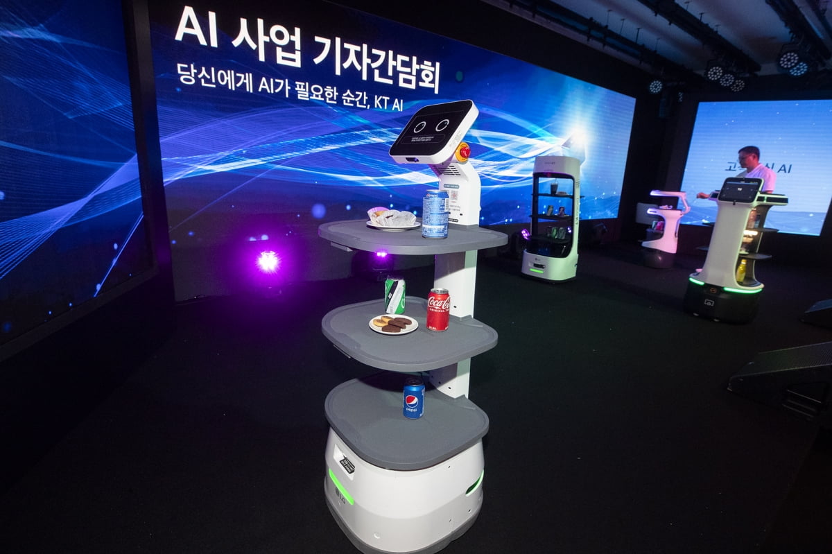 KT가 AI 사업 기자간담회에서 다양한 서빙로봇들을 보여주고 있다.(사진=KT)