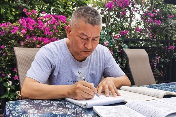 중국의 백만장자 사업가 량스(Liang Shi)씨가 중국 남서부 쓰촨성 청두에서 27번째 가오카오를 준비하는 모습. 하지만 이번에도 그는 대학 시험에 합격하지 못했다.(사진출처=AFP연합뉴스)