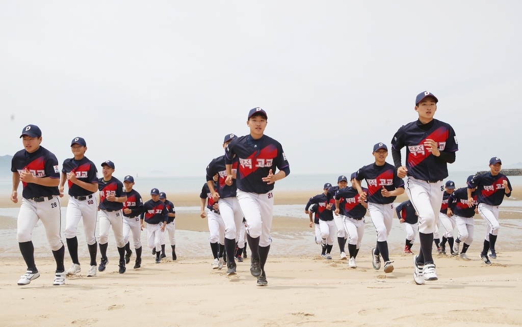 [지방소멸에 맞서다]④ 폐교 직전 "플레이볼"…섬마을 살린 외인구단