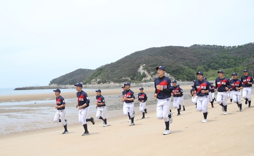 [지방소멸에 맞서다]④ 폐교 직전 "플레이볼"…섬마을 살린 외인구단