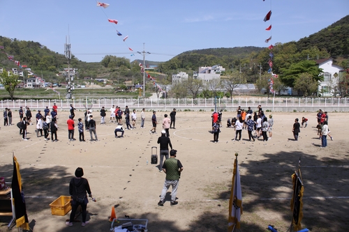 [지방소멸에 맞서다]④ 폐교 직전 "플레이볼"…섬마을 살린 외인구단