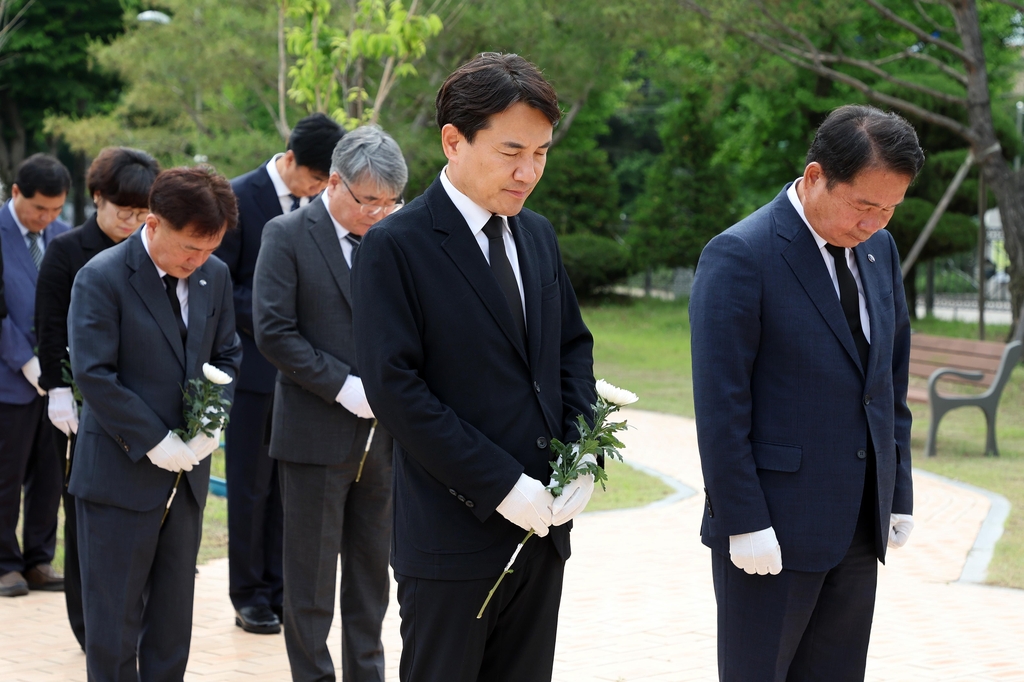 김진태 강원지사, 순직 교직원 추념 행사 참석…애도 표현