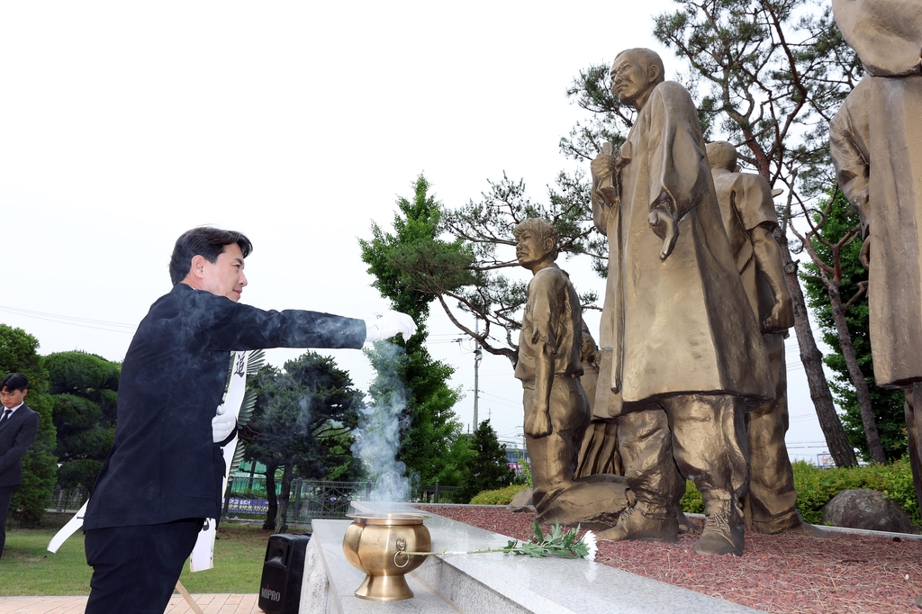 김진태 강원지사, 순직 교직원 추념 행사 참석…애도 표현