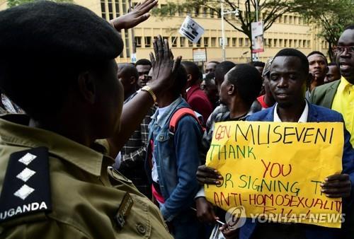 우간다 대통령 "서명 끝났다…아무도 우리 흔들지 못 해"