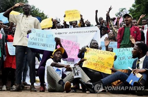 우간다 대통령 "서명 끝났다…아무도 우리 흔들지 못 해"