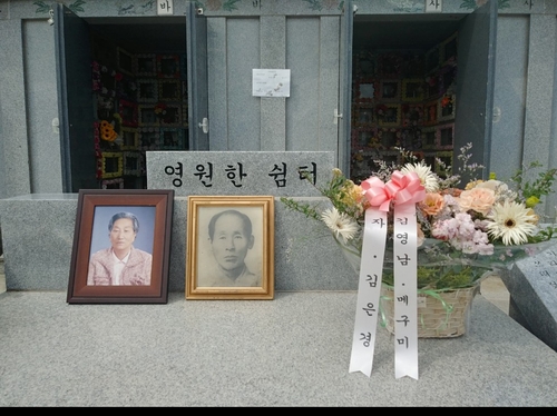 "납북 메구미·김영남 부부 딸, 南할머니 영전에 추모 꽃"(종합)