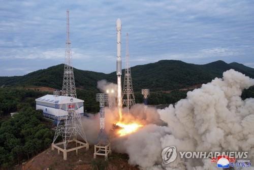 北신형발사체 '천리마'엔 위성·ICBM 기술 총망라…수거 총력