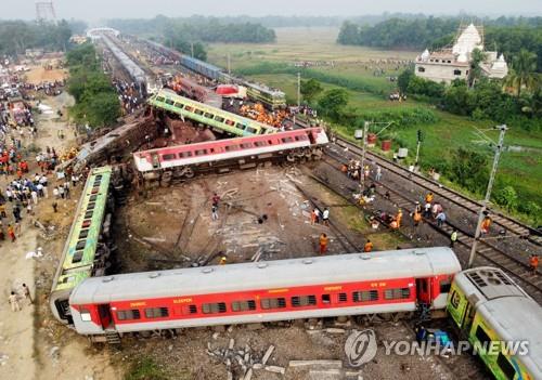 印열차충돌 참사 아비규환…"창문 밖으로 50명 내던져지기도"