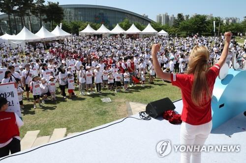 전국 화창한 초여름…산·바다·유원지 등 나들이객 '북적'