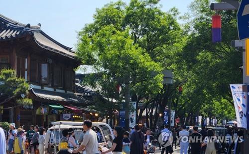 전국 화창한 초여름…산·바다·유원지 등 나들이객 '북적'