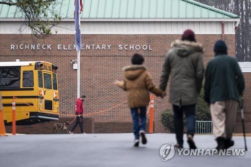 대면 수업 재개 후 학생에게 맞는 미국 교사 늘었다