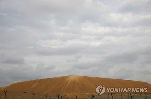 인니, 싱가포르 매립사업에 바닷모래 수출…"나라땅 판다" 비난