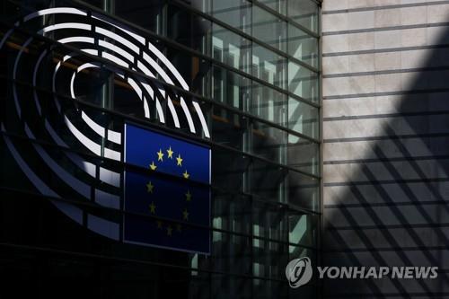 "EU, '5G 통신망에 중국 화웨이 장비 금지' 의무화 검토"(종합)