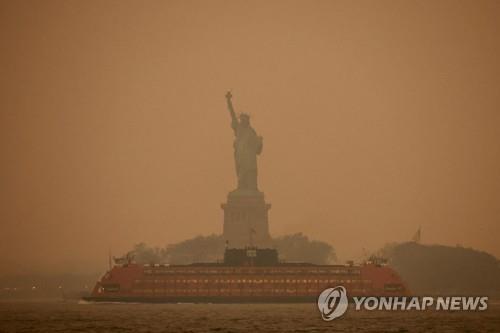 '자유의 여신상' 안보여…美 동부까지 번진 캐나다 산불 연기